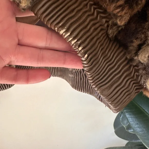 ASTR The Label Women’s Leopard Print Remy Faux Fur Coat Sexy Zip Up Rivbed Cuffs - Picture 4 of 7